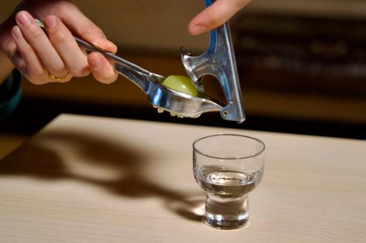 大阪最古の酒蔵「浪花酒造」で 地元特産フルーツを使った 日本酒カクテル作り体験